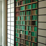Zweckmäßig: Bibliotheksregal  in einem Verlag mit Shoji-Schiebetüren
