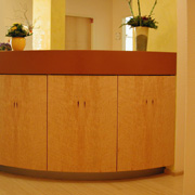 Alles rund: Tresen aus Mineralwerkstoff und Vogelaugenahorn