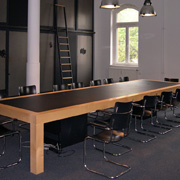 Rohstahl: Magnetwand in Konferenzraum