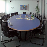 Garantierte Beinfreiheit: 7 Meter langer Konferenztisch mit zurückspringendem Stahlrohrgestell