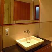 Edles Holz im Bad: Waschtisch und Spiegelschrank aus Kirschbaum