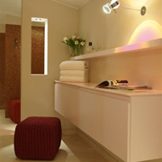 Wellnessbereich: Sideboard rosé und Ablage mit Mineralwerkstoffabdeckung