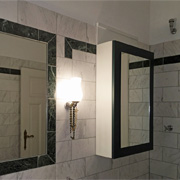 Maßgerecht: Spiegelschrank passend zum Fliesenschild