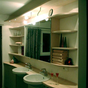 Schöne Kurven: Waschtisch mit Wischleiste und Spiegelschrank mit Lichtboden