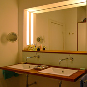 Ideal im Nassbereich: geöltes Teakholz für Waschtisch und Ablagen