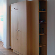 Gut ausgeklügelt: Hochschrank für Kühlgerät und Putzmaterial