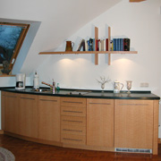 Gut angepasst: gewölbte Pantryküche vor einer gerundeten Wand