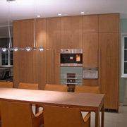 Bis zur Decke: raumhohe Schrankzeile mit Einbaugeräten