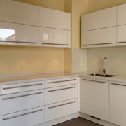 Weiß Hochglanz: in Acrylfronten als Hochschwenkklappen