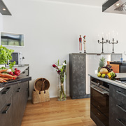 Ganz nach Kundenwunsch: Fronten mit Schieferanmutung (Foto: Sabine Wendler)