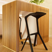 Ungewöhnlich: Küchentresen mit Lamellen aus Eiche