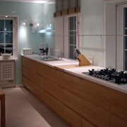 Massive Eiche: Küchenzeile mit integriertem Schneidbrett