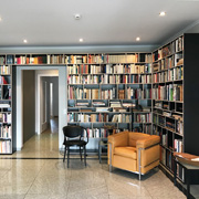 Stabil: Bibliothek mit eleganten Fachböden, die gerade bleiben