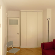 Elegante Lösung: Einbauschrank unter angearbeiteter Deckenrundung