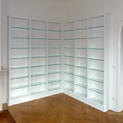 Vermittelt Leichtigkeit: Bücherregal mit Glasböden