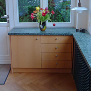 Platzgewinn: Fensterbank aus Naturstein mit Sideboard und Heizungsverkleidung