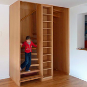 Ungewöhnliche Kombination: Schrank mit Treppe zum oberen Stockwerk