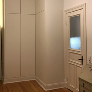 Als Wandelement gebaut: Einbauschränke mit umlaufenden Fuß- und Sockelleisten