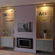 Integrierter Kamin: Wohnwand mit grifflosen Schubladen