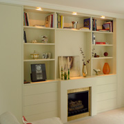 Im Farbton der Wände: Einbauschrank mit Kamin