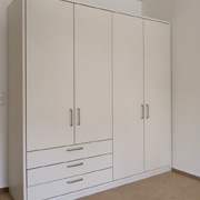 Clever unterteilt: geräumiger Kleiderschrank