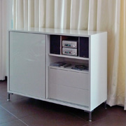 Kompakt: Medienmöbel mit Schiebetür und Schubladen