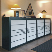 Japanisch inspiriert: schwarzes Sideboard mit Shoji-Schiebetüren