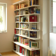 Offene Seiten: Regal mit tragender Rückwand und steuerbarem Licht